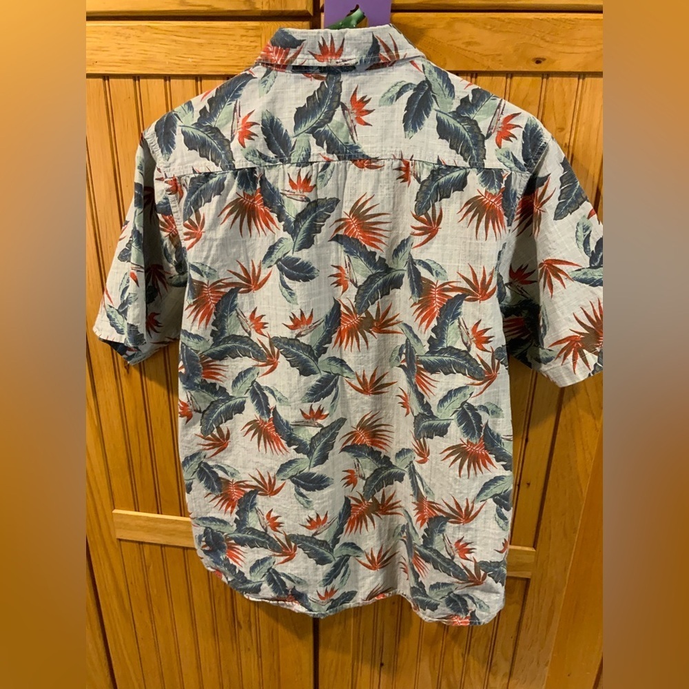 Ocean Current Tropical Leaf Button-Up Shirt - Picture 3 of 3